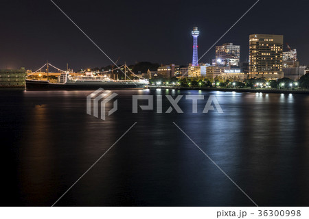 夜の横浜港氷川丸とマリンタワー 36300998