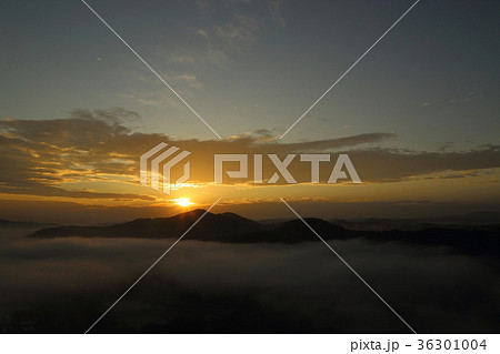鎌倉山の雲海 栃木県 茂木町 11月 の写真素材 鎌倉山の雲海 栃木県 茂木町 11月 の写真素材