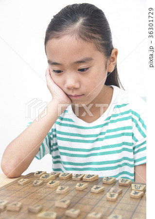 将棋を指す小学生女の子 36301729