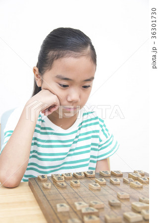将棋を指す小学生女の子 36301730