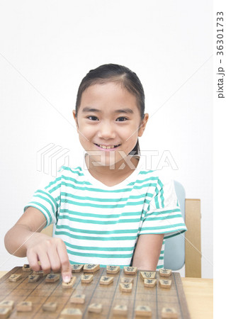 将棋を指す小学生女の子 将棋を指す小学生女の子 36301733