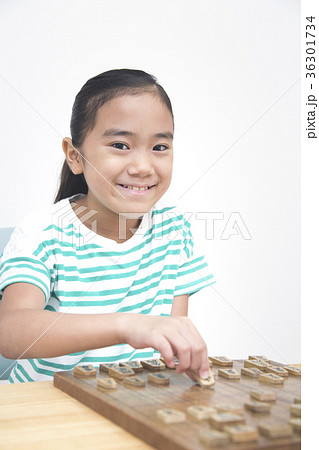将棋を指す小学生女の子 将棋を指す小学生女の子 36301734