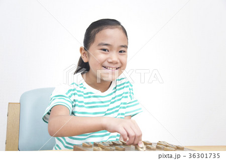 将棋を指す小学生女の子 36301735