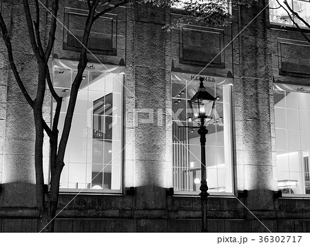 夜の神戸 旧居留地の街並み（モノクロ） 36302717