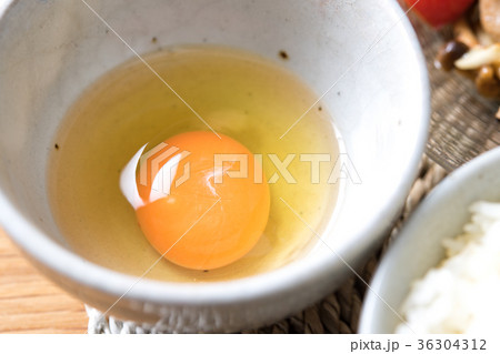 新鮮な生卵 36304312