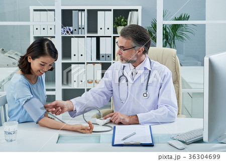 Checking pressure 36304699