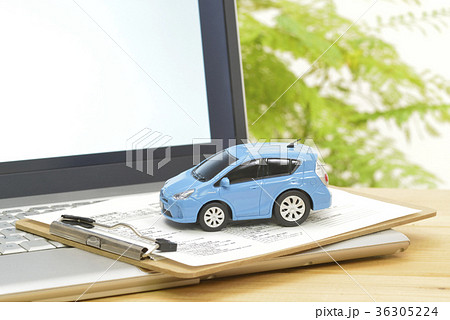 パソコンと模型の車 パソコンと模型の車 36305224