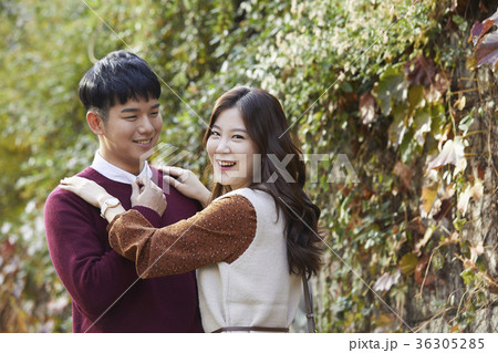 秋 デート 笑顔 36305285