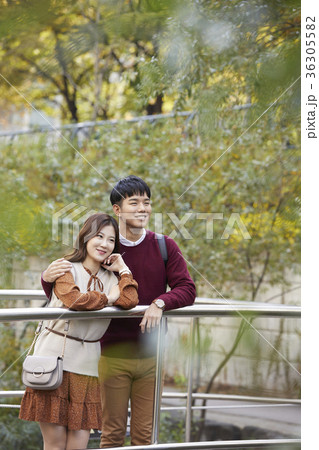 よりかかる 手すり デート 36305582