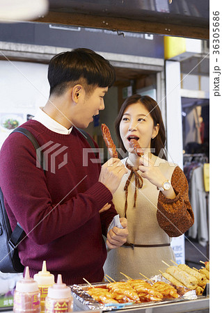 屋台 デート 食べ物の写真素材