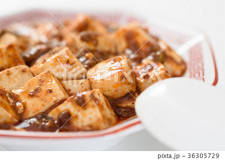 麻婆豆腐（中華皿とレンゲ） 36305729