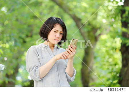 新緑 女性 スマートフォン 新緑 女性 スマートフォン 36311474