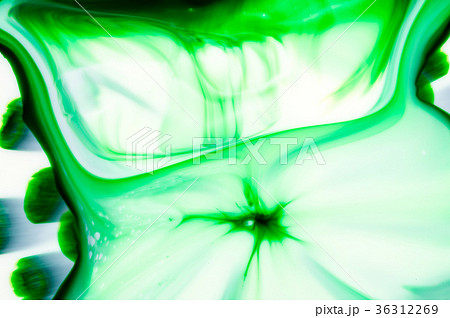 牛乳と界面活性剤と色素の反応模様(緑色) 牛乳と界面活性剤と色素の反応模様(緑色) 36312269