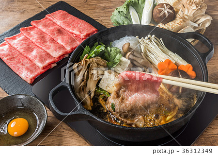 霜降り高級和牛肉ですきやき　Tasty sukiyaki Japanese cuisine  36312349