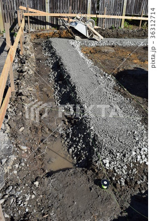 住宅街の基礎工事現場 住宅街の基礎工事現場 36312714
