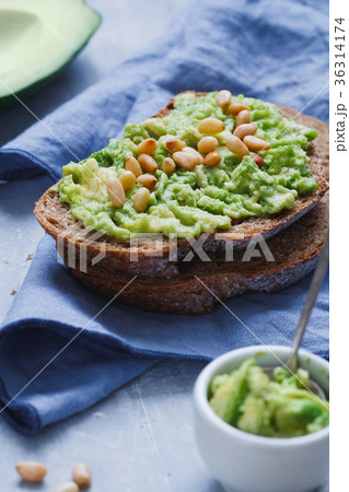 Rye bread sandwich with smeared avocado  36314174