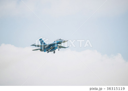 飛び立つF-2戦闘機 36315119