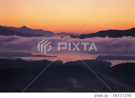 山 シルエット 霧 36315293