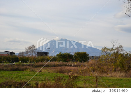弘前郊外から望む初冬の岩木山 弘前郊外から望む初冬の岩木山 36315460