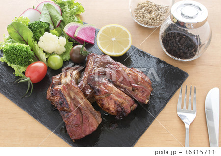 スペアリブと野菜サラダ 36315711