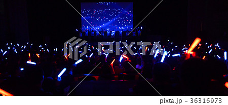 ペンライトで盛り上がるイベント会場の写真素材