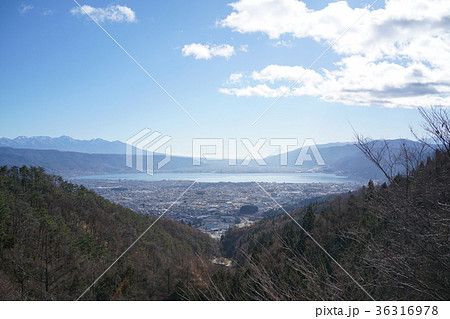 塩嶺御野立公園　展望台から諏訪湖全景　富士山シルエット 36316978