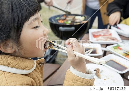 バーベキューでお肉を食べる子供 36317126