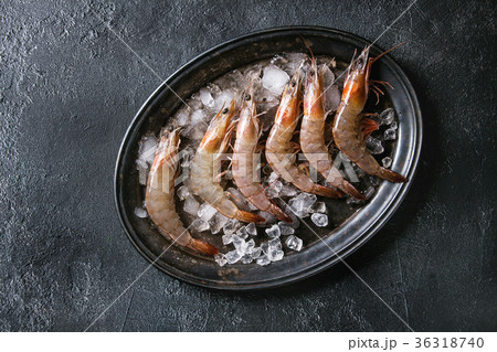 Raw uncooked prawns shrimps Raw uncooked prawns shrimps 36318740