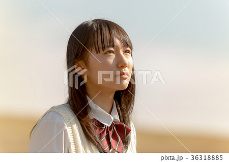 遠くを見つめる女子高生 遠くを見つめる女子高生 36318885