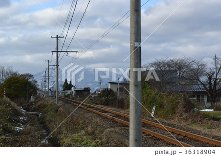 初冬の弘南電車大鰐線と岩木山 初冬の弘南電車大鰐線と岩木山 36318904