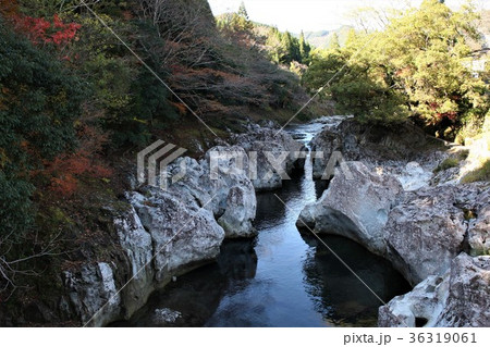 秋の奥耶馬渓　猿飛千壺狭　白い岩肌の甌穴群 36319061