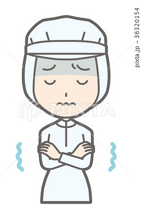 白い衛生服を着た女性作業員が寒がっている 36320154