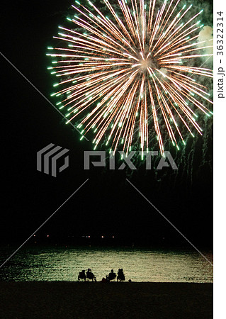 打ち上げ花火を見る人々 36322314