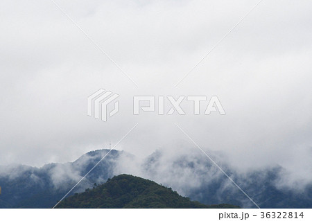 六甲山と靄 36322814