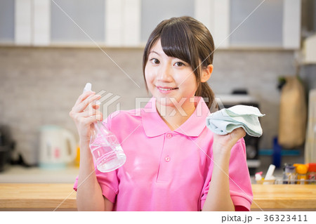 家事代行業者　女性社員　女性作業員　ハウスキーピング 36323411