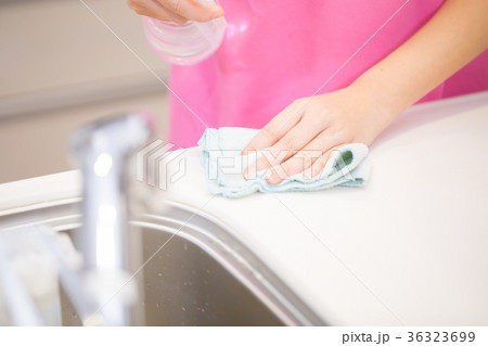 掃除 家事代行業者 女性社員 女性作業員 ハウスキーピング 掃除 家事代行業者 女性社員 女性作業員 ハウスキーピング 36323699