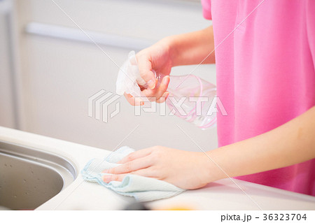 掃除 家事代行業者 女性社員 女性作業員 ハウスキーピング 掃除 家事代行業者 女性社員 女性作業員 ハウスキーピング 36323704