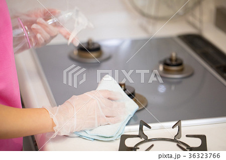 ガスコンロの掃除 家事代行業者 女性社員 女性作業員 ハあウスキーピング ガスコンロの掃除 家事代行業者 女性社員 女性作業員 ハあウスキーピング 36323766