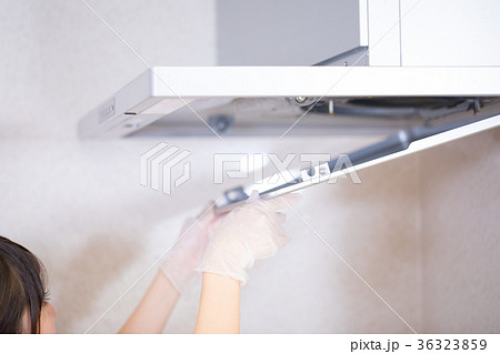 換気扇掃除 家事代行業者 女性社員 女性作業員 ハウスキーピング 換気扇掃除 家事代行業者 女性社員 女性作業員 ハウスキーピング 36323859