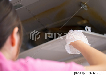 換気扇掃除 家事代行業者 女性社員 女性作業員 ハウスキーピング 換気扇掃除 家事代行業者 女性社員 女性作業員 ハウスキーピング 36323869