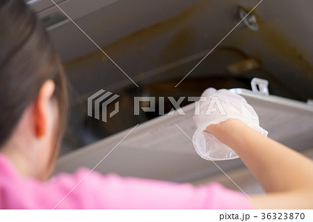 換気扇掃除 家事代行業者 女性社員 女性作業員 ハウスキーピング 換気扇掃除 家事代行業者 女性社員 女性作業員 ハウスキーピング 36323870
