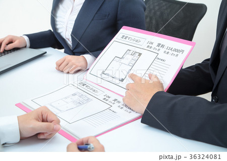 物件探し　住まい探し　不動産屋さん　賃貸マンション　説明員　物件紹介　家探し　ボディーパーツ 36324081