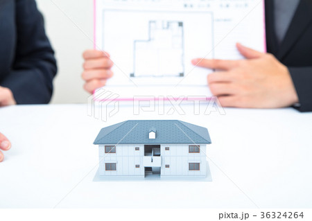 物件探し　住まい探し　不動産屋さん　賃貸マンション　説明員　物件紹介　家探し　ボディーパーツ 36324264