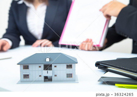 物件探し　住まい探し　不動産屋さん　賃貸マンション　説明員　物件紹介　家探し　ボディーパーツ 36324265