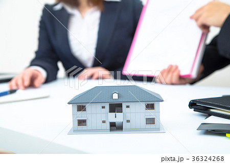 物件探し　住まい探し　不動産屋さん　賃貸マンション　説明員　物件紹介　家探し　ボディーパーツ 36324268