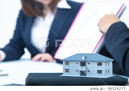 物件探し　住まい探し　不動産屋さん　賃貸マンション　説明員　物件紹介　家探し　ボディーパーツ 36324275