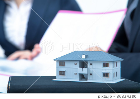 物件探し　住まい探し　不動産屋さん　賃貸マンション　説明員　物件紹介　家探し　ボディーパーツ 36324280
