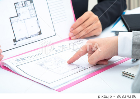 物件探し　住まい探し　不動産屋さん　賃貸マンション　説明員　物件紹介　家探し　ボディーパーツ 36324286