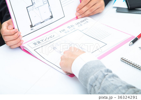 物件探し　住まい探し　不動産屋さん　賃貸マンション　説明員　物件紹介　家探し　ボディーパーツ 36324291