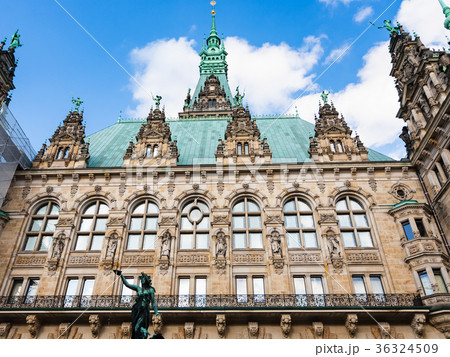 Rathaus (Town Hall) from courtyard in Hamburg 36324509